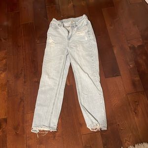 Light blue 90’s boyfriend jeans.